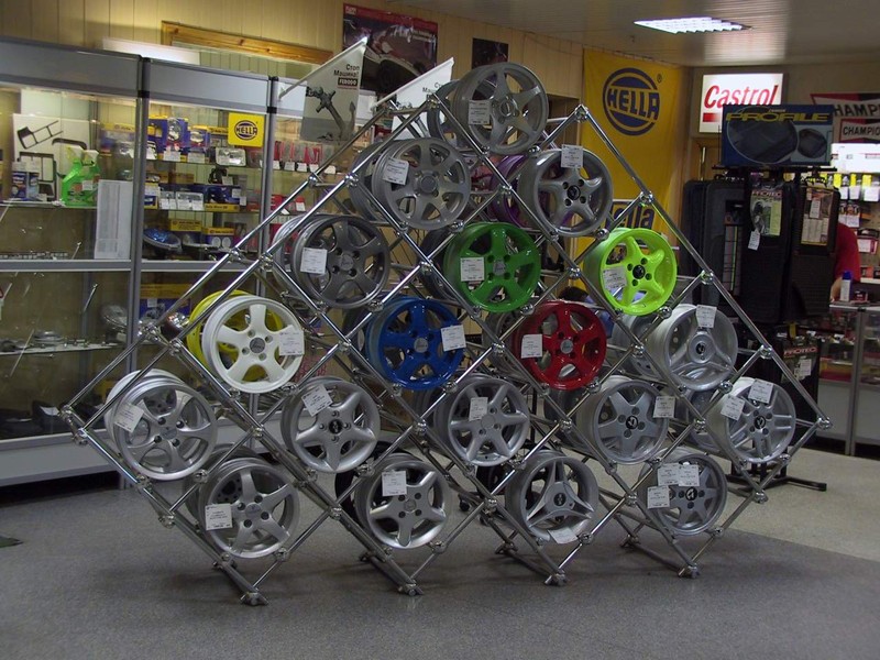 выставочный стенд для колёс 
